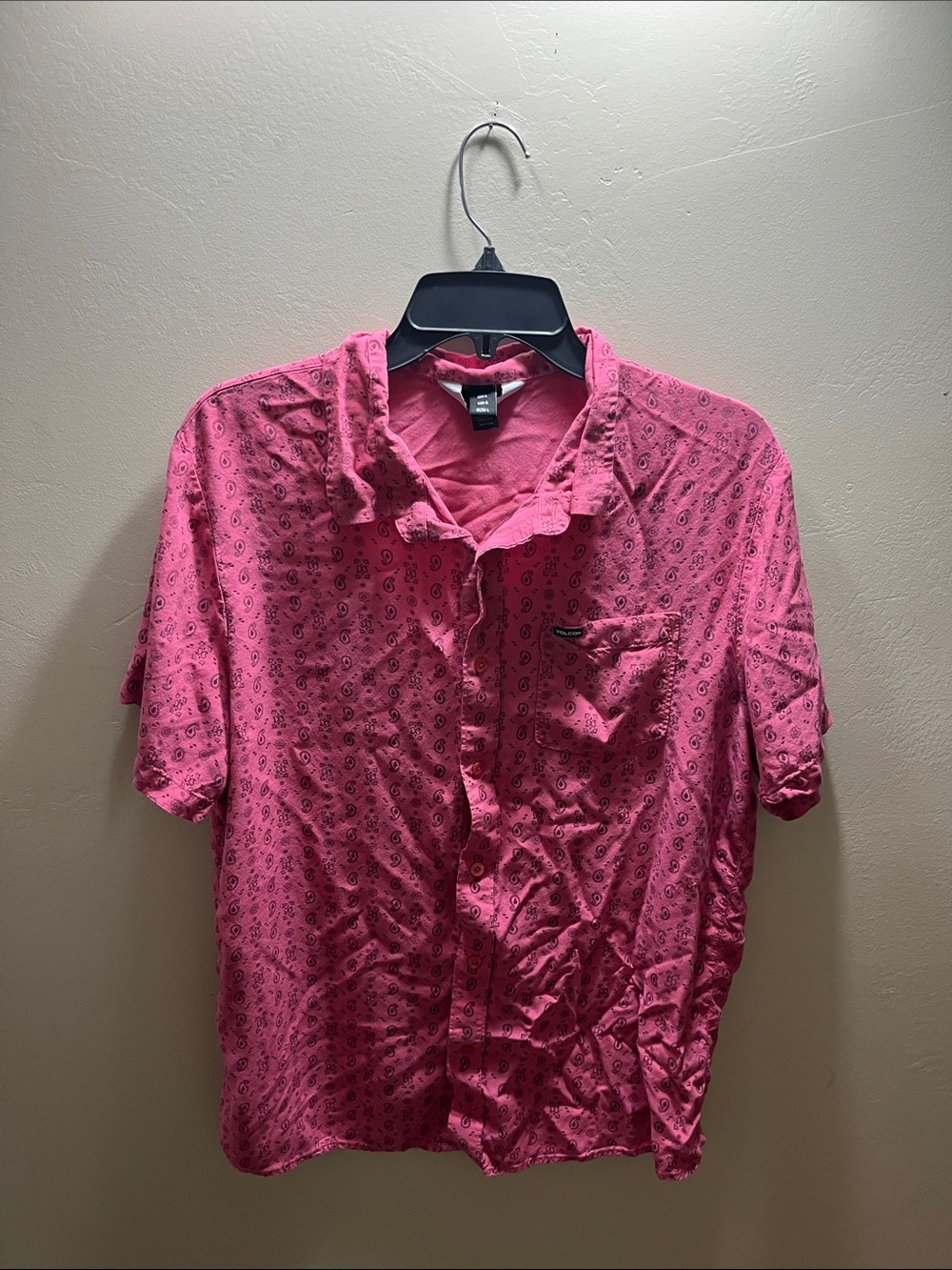 Volcom Men's Pink Short-Sleeve Button-Down Shirt with Subtle Print